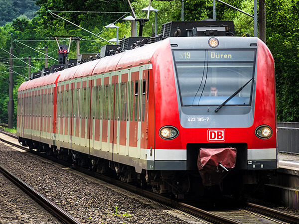 鉄道写真や風景写真は100mm〜400mm程度のズームレンズがおすすめ