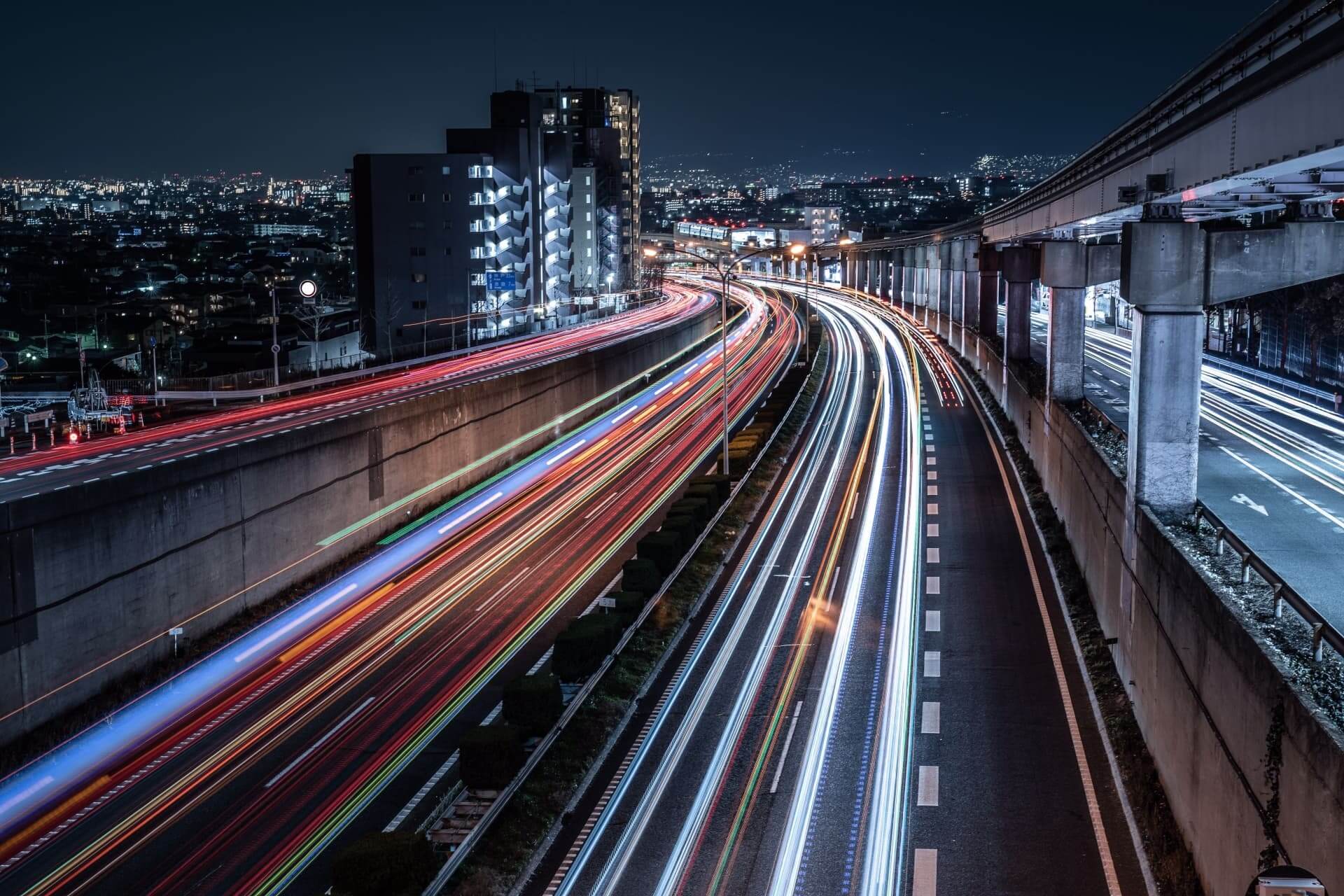 スローシャッターで光跡を撮影