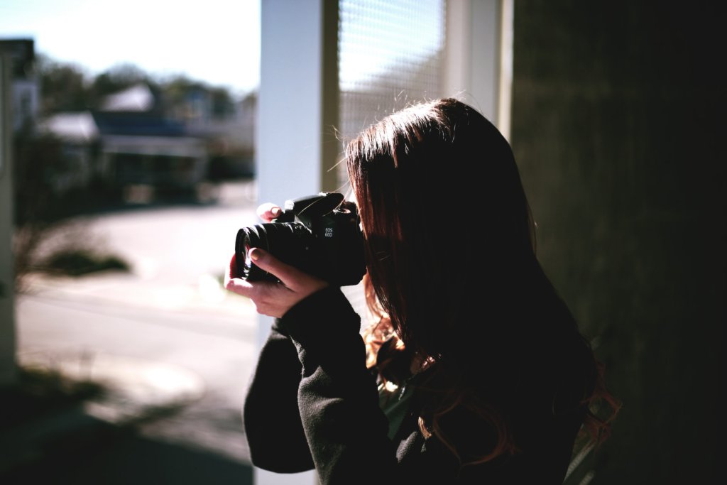 写真を撮る女性