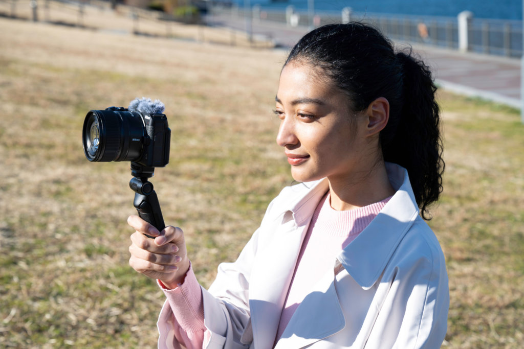 NIKKOR Z DX 12-28mm f/3.5-5.6 PZ VRとZ 30にシューティンググリップを装着