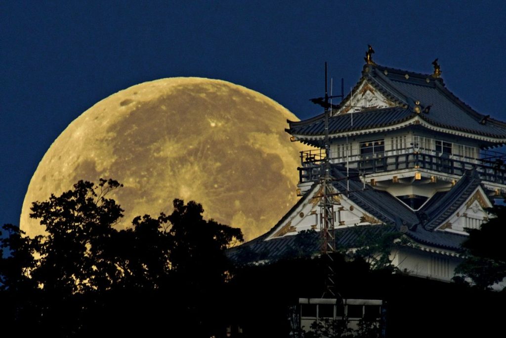 月と城