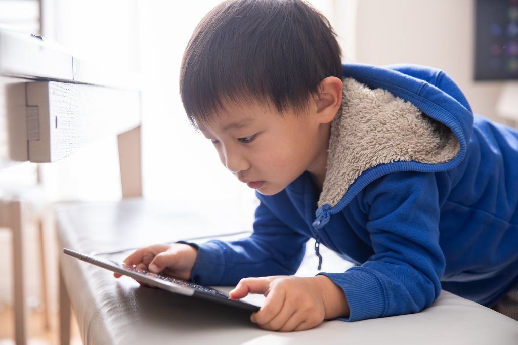タブレットを見る子供