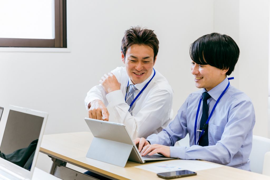 タブレットを使って仕事をする人