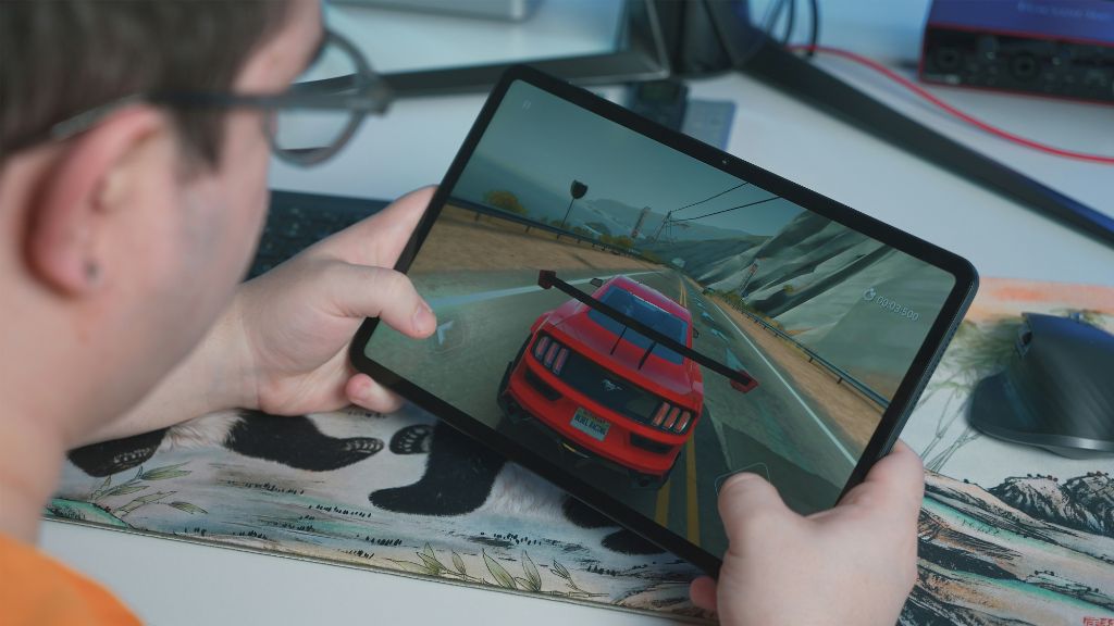 タブレットでゲームをする人