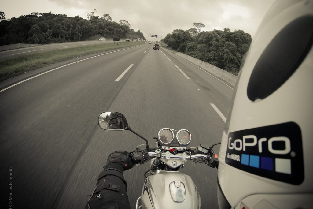 バイク走行時の迫力シーン撮影