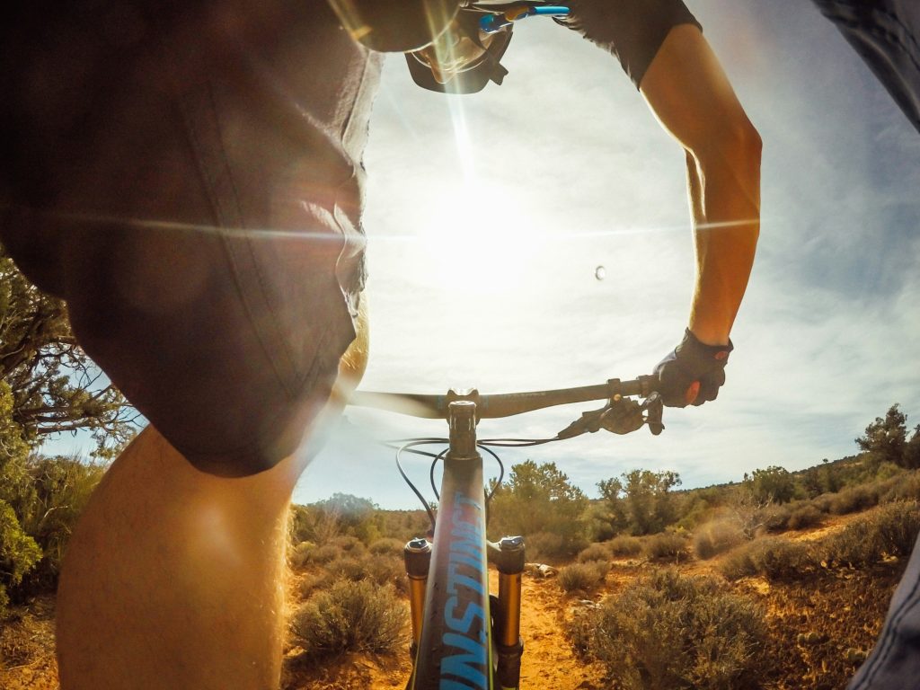 バイク撮影でGoProはどこに付ける?マウントの種類と選び方