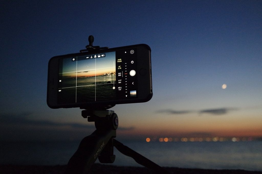 スマホに三脚を使って夜景撮影
