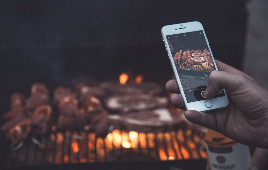 グリル中の肉をスマホで撮影