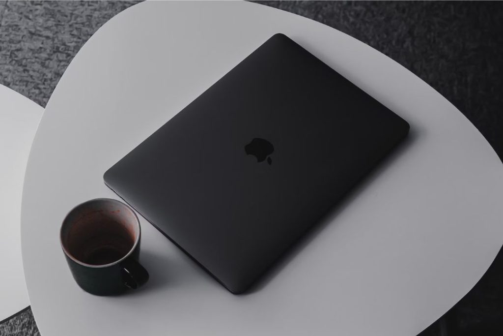 Macbook ブラック テーブルの上