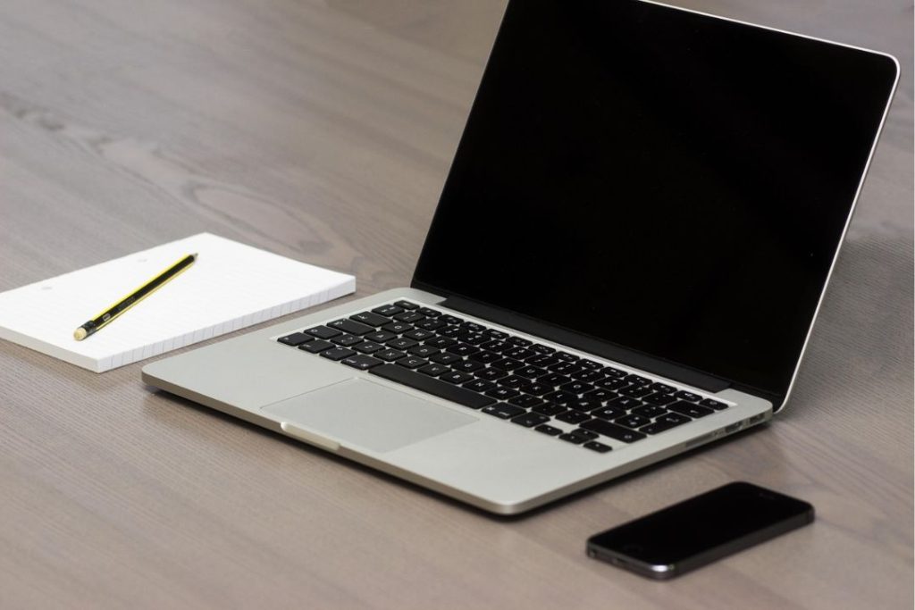 Macbook Pro シルバー 机の上