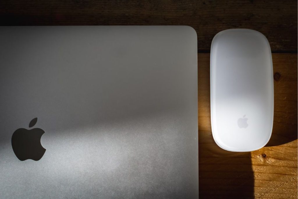 Macbook Pro シルバー 机の上