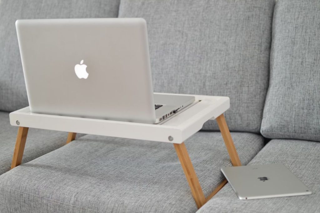 Macbook ホワイト ソファの上