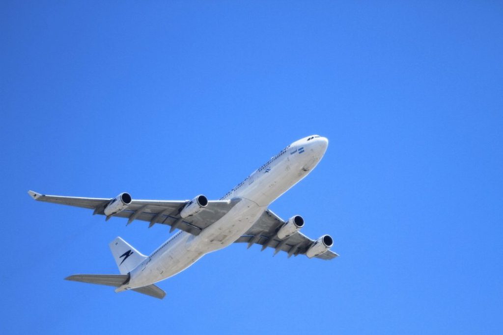 飛行機撮影におすすめのカメラ11選!地上撮影の機材選びとレンタル活用法