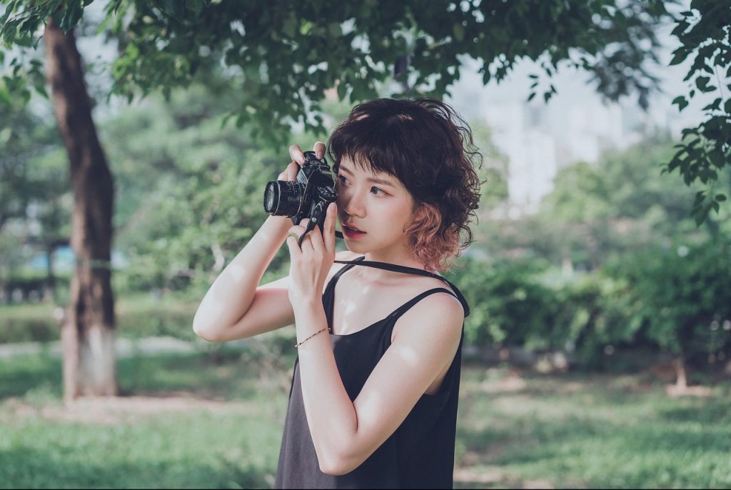1人でできる趣味20選-カメラを撮っている女性-