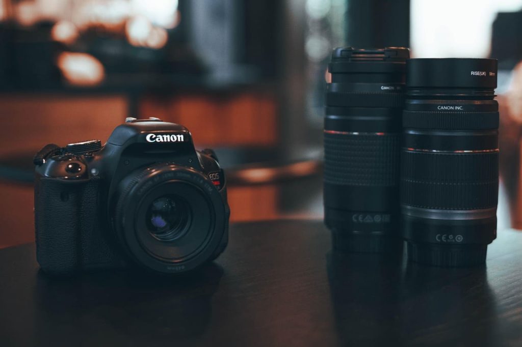 Canon EOSカメラ本体と標準・望遠レンズが並ぶテーブルショット