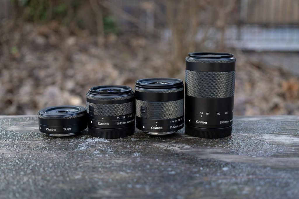 Canon製ミラーレス用交換レンズ（単焦点・ズーム・望遠）が4本並ぶ