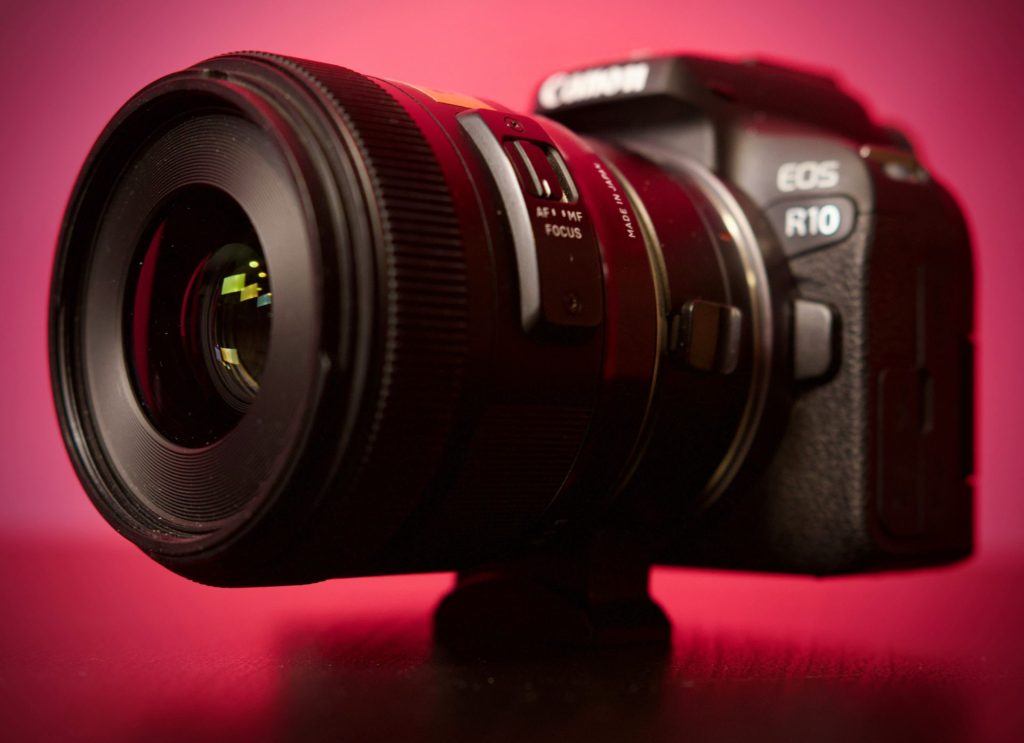 Canon EOS R10本体に大口径レンズを装着したクローズアップ