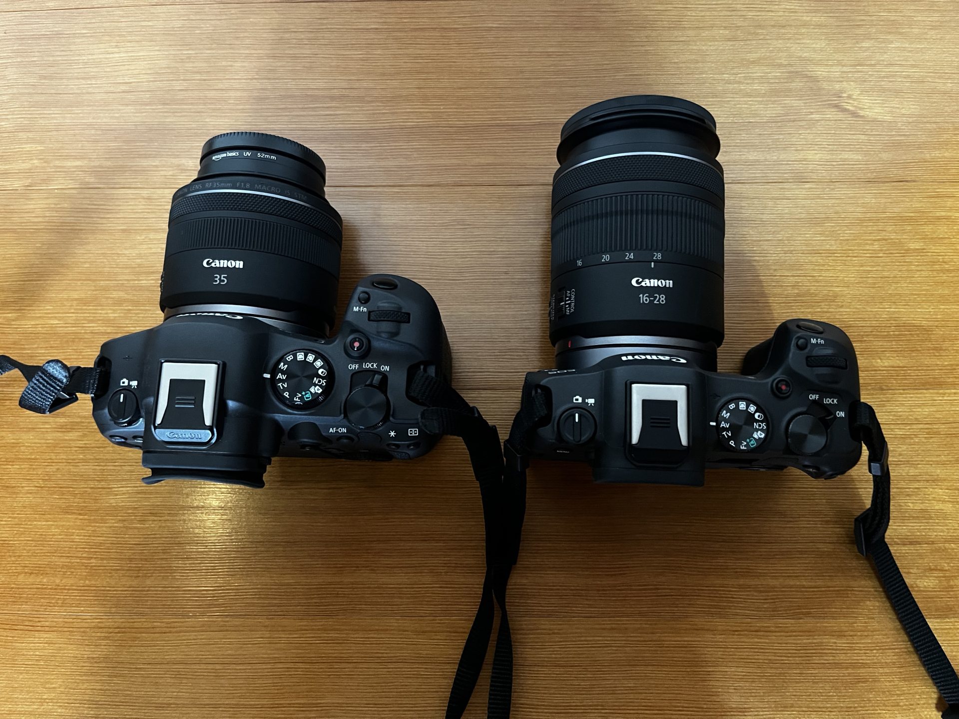 左：EOS R6 MarkⅡ 右：EOS R8のサイズ比較