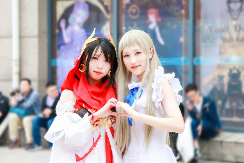 標準レンズで撮影したコミケのコスプレイヤー2人