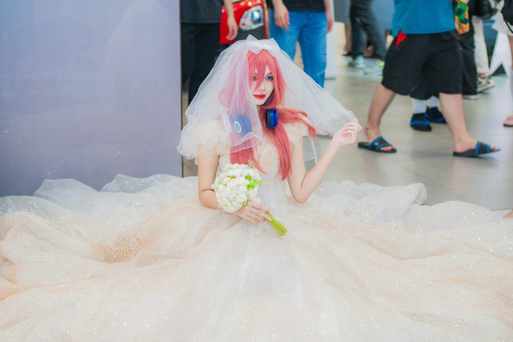 広角レンズで撮影したコミケのコスプレイヤー